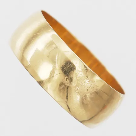Ring slät, stl 19¼, bredd 8mm, Joh Petterssons Eftr Juvelerar AB, Stockholm 1964, gravyr, 18K. Vikt: 5,6 g