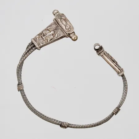 Armband längd 20cm, bredd 7-28mm, ostämplat silver  Vikt: 22,5 g
