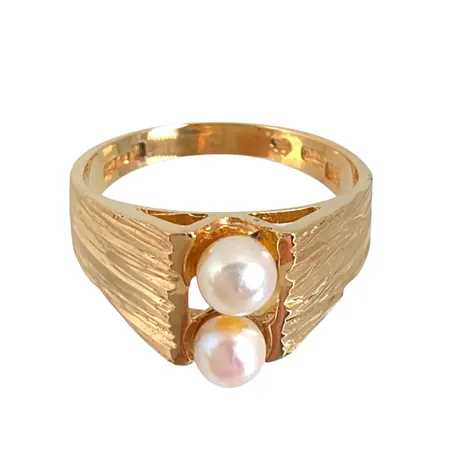 Ring i 18K guld strukturmönstrad modell med odlade Pärlor Ø4 mm, Guldvaruaktiebolaget G. Dahlgren & Co Ab (Gd&Co), Malmö, svensk kontrollstämpel, stl:17½ mm, bredd 2,5 - 9 mm, fint skick Vikt: 4,5 g