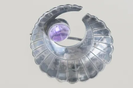 Brosch med ametist 50-tal, höjd 3 cm, silver  Vikt: 6,3 g