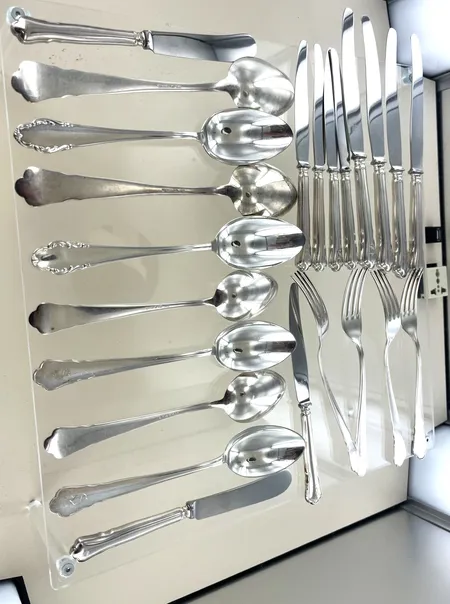 Div silverbestick 469,2 + knivar bv 414,5 gr  silver 830/1000 Vikt: 414,5 g