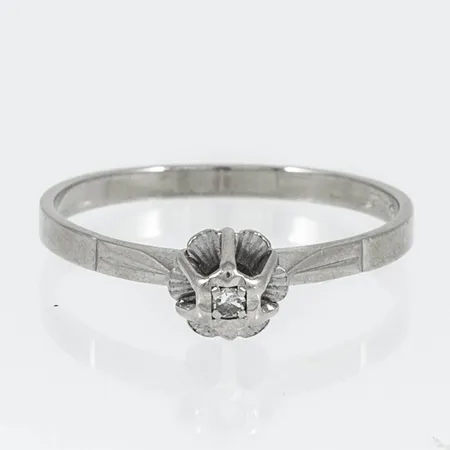 Ring med en 8/8-slipad diamant 0,02ct enligt gravyr, stl:18 bredd 1,8-5,8mm, något oval skena, vitguld 18K 1,7g.