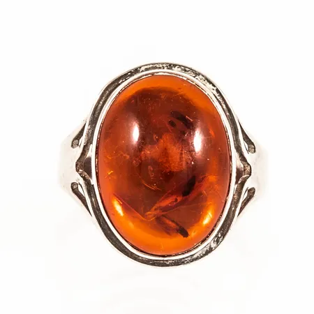 Ring med bärnsten stl: 17¾ bredd 3,2-18,5mm, silver 835/1000 3,7g.