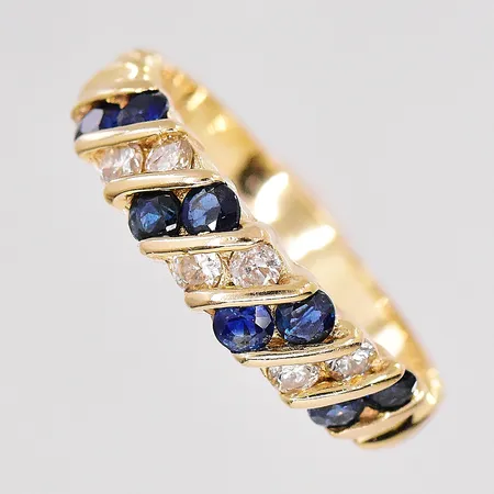 Ring diamanter ca 6x0,02ct safirer stl:16¼ bredd ovandel 4,4mm 14K Vikt: 2,6 g