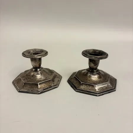 Ett par ljusstakar, defekta, bucklor, en fylld, 830/1000 silver. Bruttovikt 169,4g Vikt: 169 g