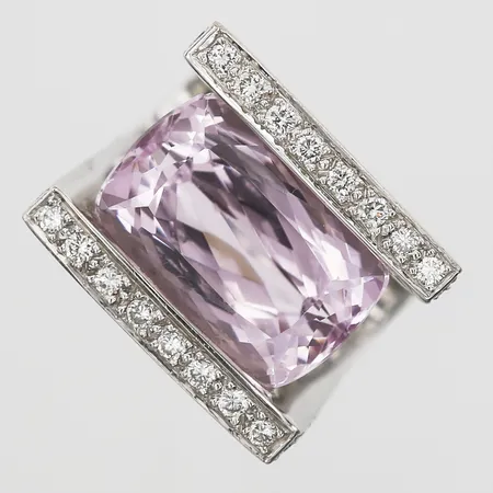 Ring med kunzit ca 15,25ct samt briljantslipade diamanter 72 x ca 0,03ct, kvalitet ca TW-W(G-H)/VS-SI, stl: 16¼, ostämplad, 18K vitguld Vikt: 27,8 g