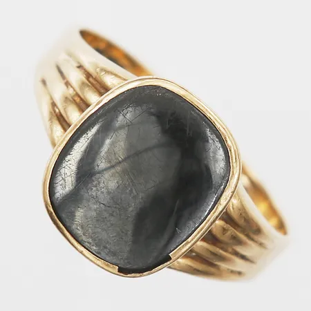 Ring med hematitplatta ca 6.00ct, slitage, skadad sargfattning, stl: 22½, 18K guld Vikt: 7 g