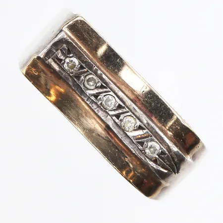 Ring med små vita stenar, stl:17, bredd ca 4-8,4mm, vitguld, 14K. Vikt: 7,8 g