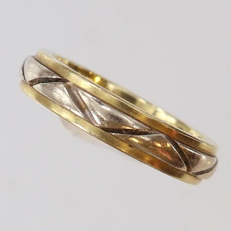 Ring stl:16¾ bredd 4,5mm tvåfärgad gravyr 14K Vikt: 6 g
