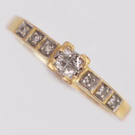 Ring princesslipade diamanter 4xca0,05ct + 6xca0,01ct stl:18 bredd 2-4,6mm, GHA 18K Vikt: 4,4 g