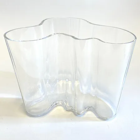 Vas Savoy Alvar Aalto Iittala höjd ca 25cm, ej etikettmärkt, tillverkningsdefekt luftbubbla, klarglas. Skickas med postpaket.