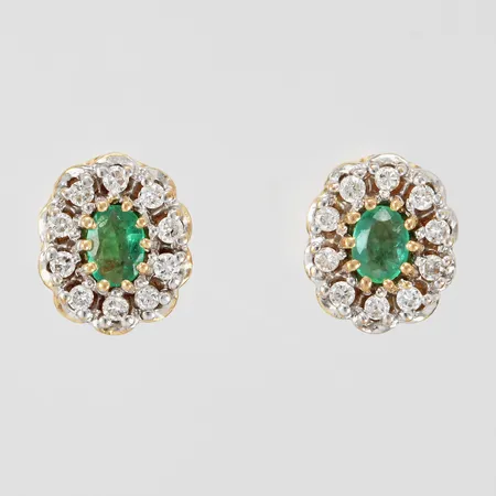 Ett par örhängen med safirer samt diamanter 20 x ca 0,01ct, ca 8x10mm, Guldfynd Sverige AB, 18K. Vikt: 3,4 g