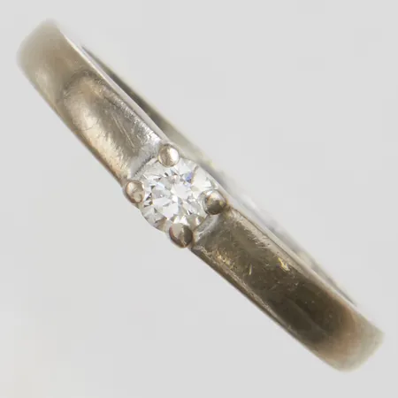 Ring med diamant 1 x ca 0,10ct stl: 16, bredd: 2,3mm, GHA, vitguld, behov av omrodiering, 18K Vikt: 3,6 g