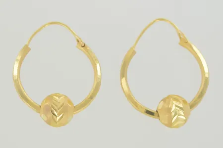 Ett par örhängen, längd 3,3 cm, diam 2,2 cm, 21K  Vikt: 5,1 g