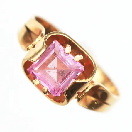 Ring med rosa syntetisk safir, storlek 19 ¾ mm, bredd 2,9-10 mm, 18 k. Vikt: 5 g