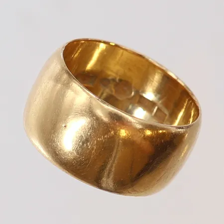 Ring slät stl:16¾ bredd 9mm gravyr 18K Vikt: 9,7 g