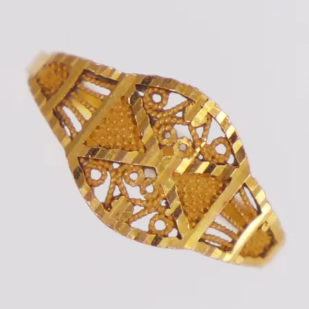 Ring mönsterdekor stl:18¼ bredd 1,7-10,4mm, 21K Vikt: 1,3 g