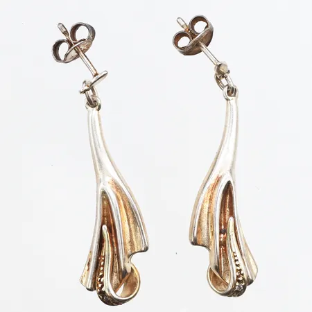 Ett par örhängen med stenar, längd ca 37,8mm, bredd ca 2,1- 10mm, 925/1000 silver. Vikt: 5,5 g