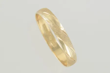 Ring stl: 22½ bredd 4 mm, 18K Vikt: 3 g