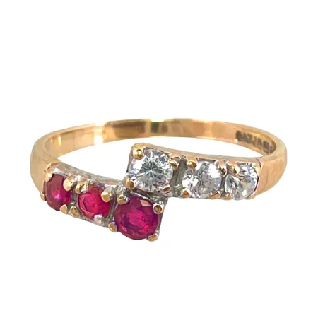 Ring i 9K guld (375/1000) med röda och vita stenar, stl:17¼ mm, bredd 1,7-6 mm Vikt: 1,6 g