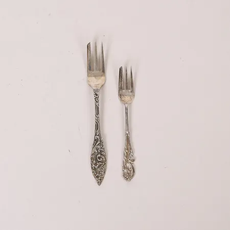 Två bakelsegafflar längd 11cm och 14cm, silver 830/1000 Vikt: 30,9 g