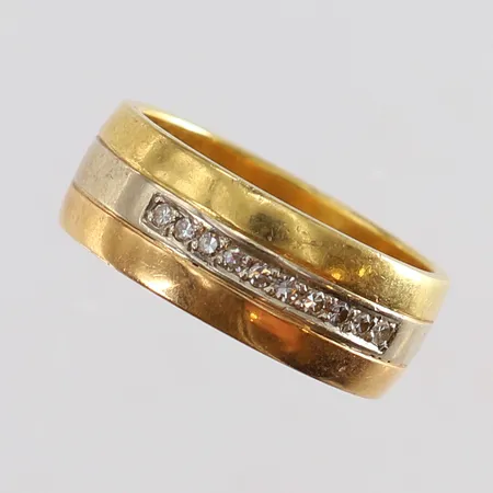 Ring med 8/8-slipade diamanter 10 x 0,01ct stl:18 bredd 7,5mm gravyr tvåfärgat 18K. Vikt: 8,5 g