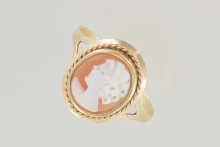 Ring camé stl:18½ mm bredd 14,8 mm,18K Vikt: 2,1 g