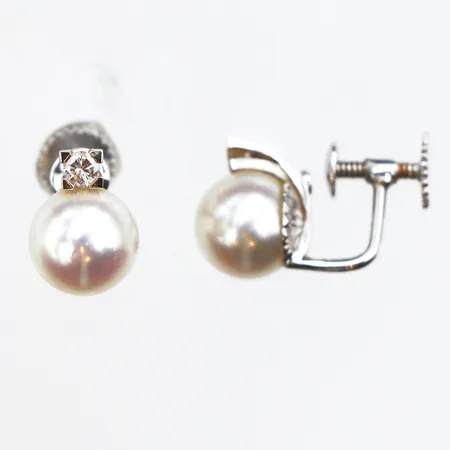 Ett par örhängen med pärlor och 2 diamanter ca 0,05ct st, Ø7,3mm, skruv, vitguld 18K. Vikt: 3,1 g