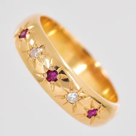 Ring diamanter 2x0,02ct nagg på ena stl:17 bredd 5,2mm röda stenar 18K Vikt: 5,3 g