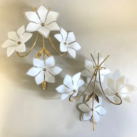 2 Delar av vägglampor blomformade Muranoglas från Italien, troligen 1980-tal, ena blomman något lös, gulmetall och glas Skickas med postpaket.