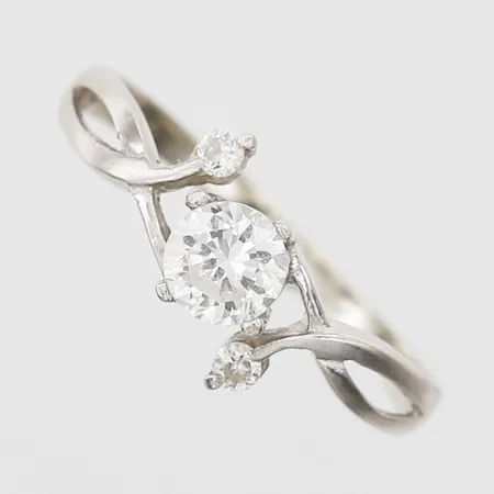 Ring med vita stenar, stl: 17, 18K vitguld Vikt: 1,8 g