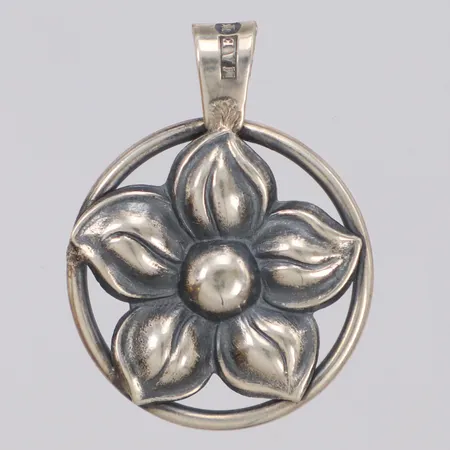 Hänge med blomma, längd 30mm, bredd 21mm, Elmblad Juvelerare Martin Stockholm år 1946, 830/1000 silver Vikt: 2,7 g