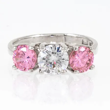 Ring Guldfynd med en vit och två ljusrosa stenar (cz) stl:18¼ bredd 3-7mm, silver 925/1000 4,2g. 