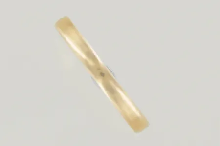 Ring stl:17½ bredd 2,5 mm, graverad 18K Vikt: 4 g