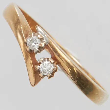 Ring med diamanter 2 x ca.0,03ct, stl:17¾, bredd: 2-6,3mm, finska stämplar, 14K Vikt: 2,4 g