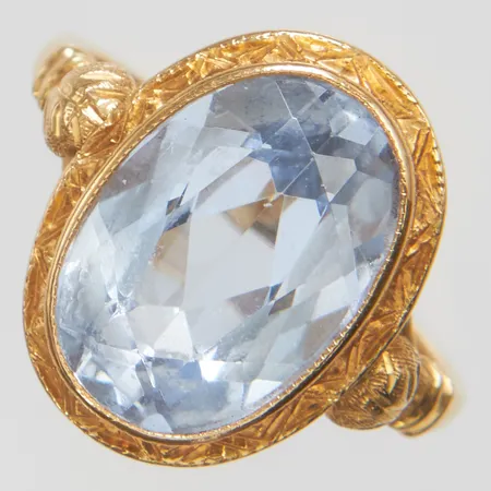 Ring med blå syntetisk spinell ca.13x9mm, stl:16¼, bredd: 1,8-15,5mm, svenska stämplar, 18K Vikt: 4 g