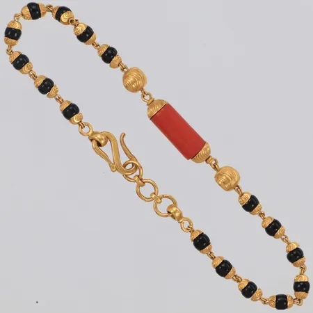 Armband med korall och svarta glaspärlor längd 20cm, bredd 5,7mm, defekt hållare vid korallen, 21K Vikt: 7,7 g