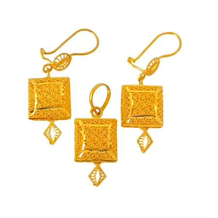 Set - Örhängen och Hänge i 21K guld, örhängenas totala längd 41 mm, bredd 12 mm, hängets längd inkl. ögla 30 mm, bredd 11,5 mm, fint skick Vikt: 4,6 g