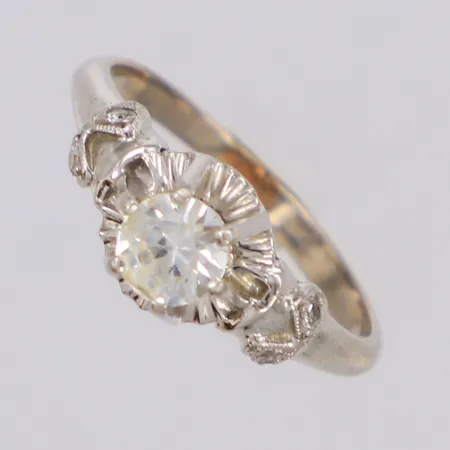 Ring med vit sten vitguld, stl:15¼, bredd 7mm, förstorad, otydligt stämplad, 18K Vikt: 2,4 g
