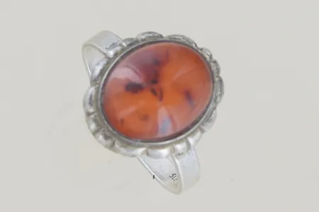 Ring med cabochonslipad bärnsten stl:17½ silver 835/1000 Vikt: 2,3 g
