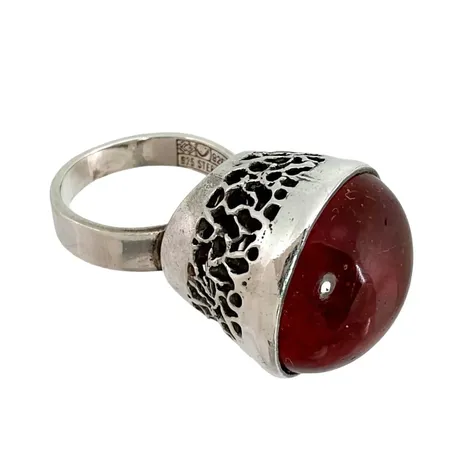 Retro Ring 1970 ERIK GRANIT FINLAND (1930-1988), silver 925/1000, sterling, Bärnsten, stl:15¾ mm, skena bredd 3,5 mm, dekor Ø19 mm, uppbyggnad 17 mm, tillverkad 1970, svensk kontroll/importstämpel inuti skenan, sten med något sedvanligt (lätt) ytslitage Vikt: 7,7 g