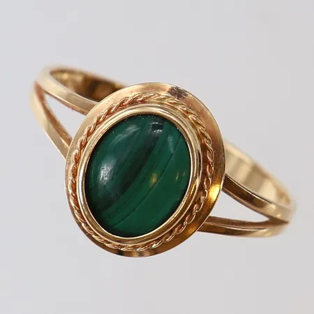 Ring med grön sten stl:20 bredd 13mm 18K Vikt: 2,5 g