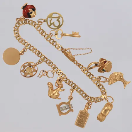 Armband manglad Pansar med tolv berlocker, längd 17cm, bredd 4mm, en berlock graverad, en defekt, 18K Vikt: 18,1 g
