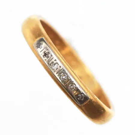 Ring med diamanter 6 x ca 0,005ct, stl:20, bredd ca 3,8mm, gravyr, 23K. Vikt: 7,2 g