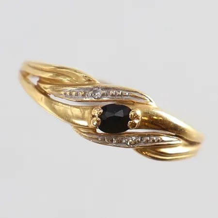 Ring med troligen safir samt 8/8-slipade diamanter 2 x ca 0,0075ct stl:15¾ bredd 1-5mm 18K. Vikt: 1,3 g