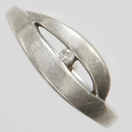 Ring med diamant 1 x ca.0.03ct, stl:18, bredd: 2,2-7,9mm, GHA, silver 925/1000 Vikt: 3,9 g