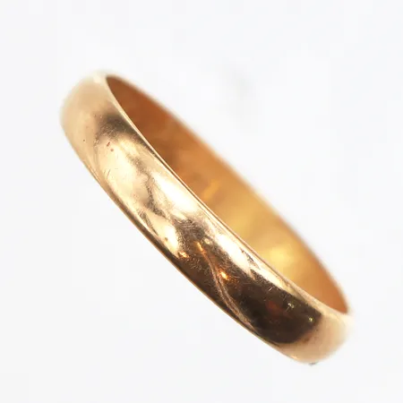Ring slät, stl:18¾, bredd ca 3,6mm, gravyr, 18K. Vikt: 3,1 g