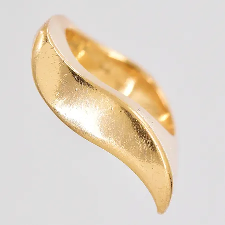 Ring stl:16¼ gravyr repig skena 18K Vikt: 13,9 g