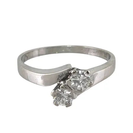 Tvillingring i 18K vitguld, Diamanter 2 x ca 0,15ct, svensk kontrollstämpel, stl:18½ mm, bredd 2 - 6,5 mm, gravyr Vikt: 3,7 g