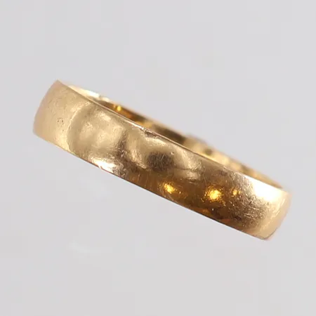 Ring slät stl:17¾ bredd 4,5mm gravyr 18K. Vikt: 4,8 g